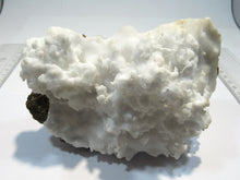 Laden Sie das Bild in den Galerie-Viewer, Aragonit schneeweiß Eisenblüte Stufe 14cm Erzberg Steiermark, Österreich