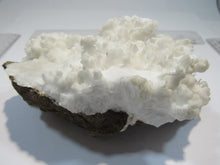 Laden Sie das Bild in den Galerie-Viewer, Aragonit schneeweiß Eisenblüte Stufe 14cm Erzberg Steiermark, Österreich