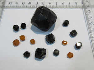 Granat Almandin Spessartin Sammlung 15 Kristalle 5bis35mm Tongbei Fujian, China