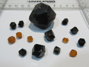 Granat Almandin Spessartin Sammlung 15 Kristalle 5bis35mm Tongbei Fujian, China