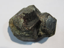 Laden Sie das Bild in den Galerie-Viewer, Granat Almandin Stufe dunkel rote Doppelkristall Stufe Zillertal Nord-Tirol, Österreich