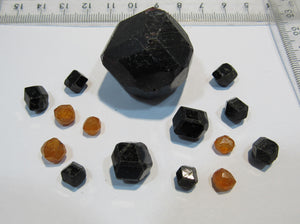 Granat Almandin Spessartin Sammlung 15 Kristalle 5bis35mm Tongbei Fujian, China