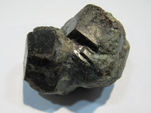 Laden Sie das Bild in den Galerie-Viewer, Granat Almandin Stufe dunkel rote Doppelkristall Stufe Zillertal Nord-Tirol, Österreich