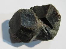 Laden Sie das Bild in den Galerie-Viewer, Granat Almandin Stufe dunkel rote Doppelkristall Stufe Zillertal Nord-Tirol, Österreich