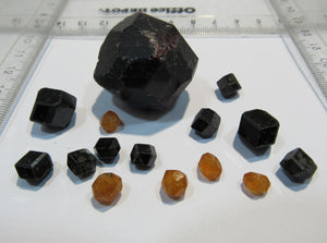 Granat Almandin Spessartin Sammlung 15 Kristalle 5bis35mm Tongbei Fujian, China