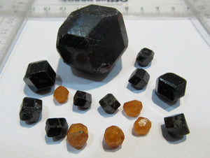 Granat Almandin Spessartin Sammlung 15 Kristalle 5bis35mm Tongbei Fujian, China