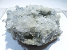 Laden Sie das Bild in den Galerie-Viewer, Coelestin top Kristalldruse hell blau 15cm 1,56Kg Met Kwarts Douz, Tunesien