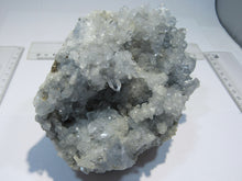 Laden Sie das Bild in den Galerie-Viewer, Coelestin top Kristalldruse hell blau 15cm 1,56Kg Met Kwarts Douz, Tunesien