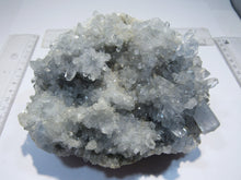 Laden Sie das Bild in den Galerie-Viewer, Coelestin top Kristalldruse hell blau 15cm 1,56Kg Met Kwarts Douz, Tunesien