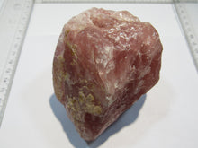 Laden Sie das Bild in den Galerie-Viewer, Rosenquarz feiner tief rosa Brocken 9cm Rio Grande do Sul, Brasilien
