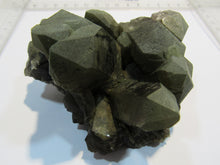 Laden Sie das Bild in den Galerie-Viewer, Rauchquarz top Kristall Stufe mit Chlorit Überzug 9cm Sedrun Graubünden, Schweiz