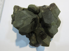Laden Sie das Bild in den Galerie-Viewer, Rauchquarz top Kristall Stufe mit Chlorit Überzug 9cm Sedrun Graubünden, Schweiz