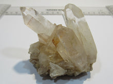 Laden Sie das Bild in den Galerie-Viewer, Bergkristall leicht farbige Lemurian Kristallstufe 8cm Amaron, Madagaskar