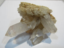 Laden Sie das Bild in den Galerie-Viewer, Bergkristall leicht farbige Lemurian Kristallstufe 8cm Amaron, Madagaskar