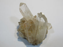 Laden Sie das Bild in den Galerie-Viewer, Bergkristall leicht farbige Lemurian Kristallstufe 8cm Amaron, Madagaskar