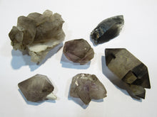 Laden Sie das Bild in den Galerie-Viewer, Rauchquarz Los 6 Kristalle z.T. etwas lila oder Doppelender 3-5,5cm Erongo, Namibia