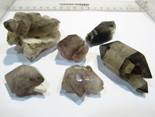 Laden Sie das Bild in den Galerie-Viewer, Rauchquarz Los 6 Kristalle z.T. etwas lila oder Doppelender 3-5,5cm Erongo, Namibia