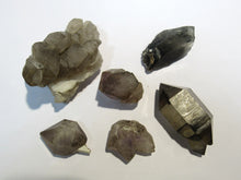 Laden Sie das Bild in den Galerie-Viewer, Rauchquarz Los 6 Kristalle z.T. etwas lila oder Doppelender 3-5,5cm Erongo, Namibia