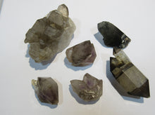Laden Sie das Bild in den Galerie-Viewer, Rauchquarz Los 6 Kristalle z.T. etwas lila oder Doppelender 3-5,5cm Erongo, Namibia