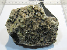 Laden Sie das Bild in den Galerie-Viewer, Kupferkies Chalkopyrit Dolomit Calcit Stufe 9cm Holzen Sauerland, Deutschland