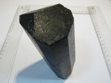 Laden Sie das Bild in den Galerie-Viewer, Turmalin schwarzer Schörl XL Kristall Spitze 1,2Kg Alto Ligonha Zambesia, Mosambik