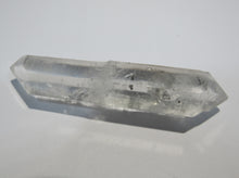 Laden Sie das Bild in den Galerie-Viewer, Bergkristall recht klarer feiner Doppelender Kristall 7,5cm Amaron, Madagaskar