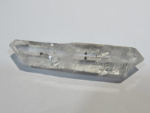 Laden Sie das Bild in den Galerie-Viewer, Bergkristall recht klarer feiner Doppelender Kristall 7,5cm Amaron, Madagaskar