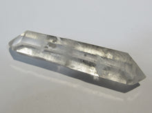 Laden Sie das Bild in den Galerie-Viewer, Bergkristall recht klarer feiner Doppelender Kristall 7,5cm Amaron, Madagaskar