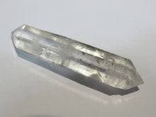 Laden Sie das Bild in den Galerie-Viewer, Bergkristall recht klarer feiner Doppelender Kristall 7,5cm Amaron, Madagaskar