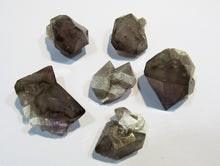 Laden Sie das Bild in den Galerie-Viewer, Rauchquarz leicht Amethyst Los 6 Kristalle 2,5-4cm Erongo, Namibia