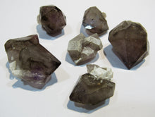 Laden Sie das Bild in den Galerie-Viewer, Rauchquarz leicht Amethyst Los 6 Kristalle 2,5-4cm Erongo, Namibia