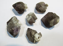 Laden Sie das Bild in den Galerie-Viewer, Rauchquarz leicht Amethyst Los 6 Kristalle 2,5-4cm Erongo, Namibia