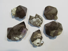 Laden Sie das Bild in den Galerie-Viewer, Rauchquarz leicht Amethyst Los 6 Kristalle 2,5-4cm Erongo, Namibia
