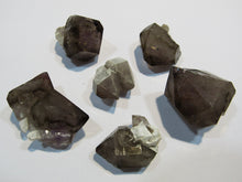 Laden Sie das Bild in den Galerie-Viewer, Rauchquarz leicht Amethyst Los 6 Kristalle 2,5-4cm Erongo, Namibia