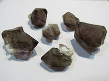 Laden Sie das Bild in den Galerie-Viewer, Rauchquarz leicht Amethyst Los 6 Kristalle 2,5-4cm Erongo, Namibia