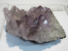 Laden Sie das Bild in den Galerie-Viewer, Amethyst dezent violett Hämatit Sprenkel Bergkristall Stufe 16cm Minas Gerais, Brasilien