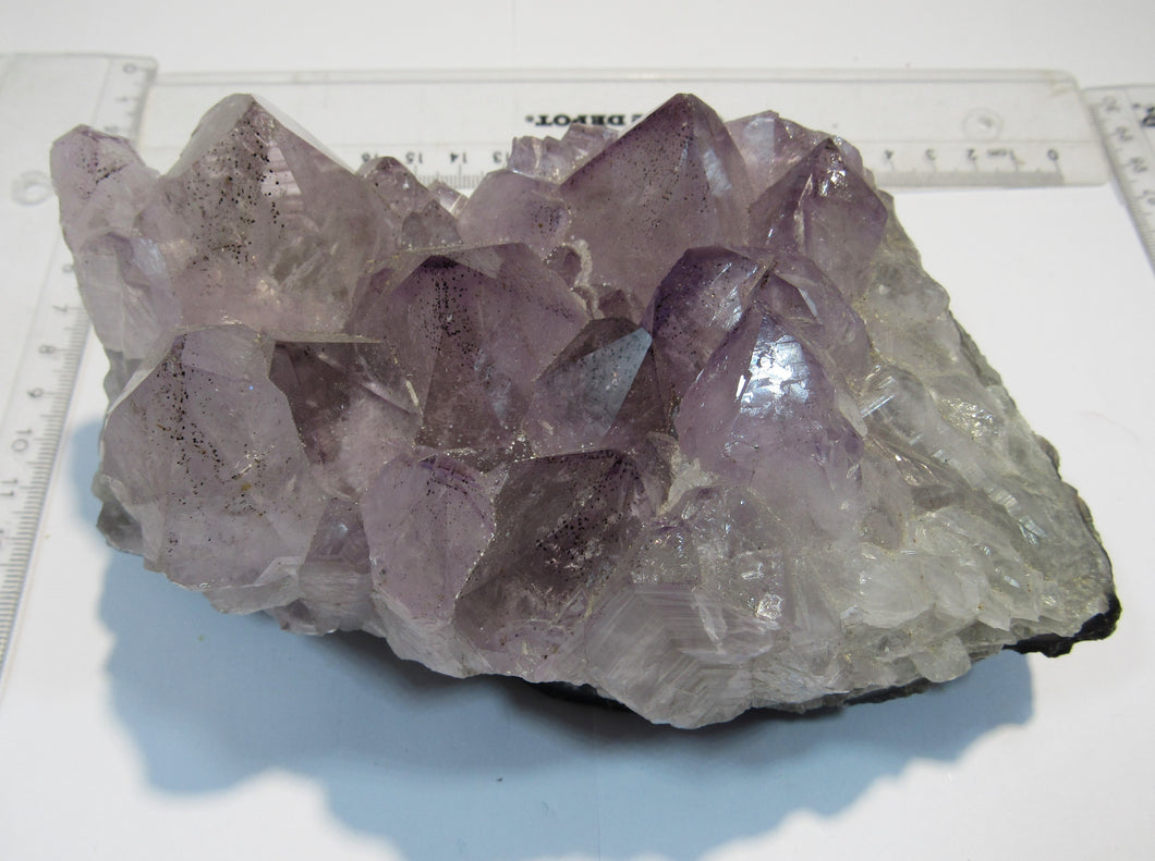 Amethyst dezent violett Hämatit Sprenkel Bergkristall Stufe 16cm Minas Gerais, Brasilien