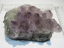 Laden Sie das Bild in den Galerie-Viewer, Amethyst dezent violett Hämatit Sprenkel Bergkristall Stufe 16cm Minas Gerais, Brasilien