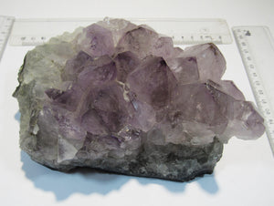 Amethyst dezent violett Hämatit Sprenkel Bergkristall Stufe 16cm Minas Gerais, Brasilien