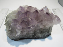 Laden Sie das Bild in den Galerie-Viewer, Amethyst dezent violett Hämatit Sprenkel Bergkristall Stufe 16cm Minas Gerais, Brasilien