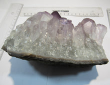 Laden Sie das Bild in den Galerie-Viewer, Amethyst dezent violett Hämatit Sprenkel Bergkristall Stufe 16cm Minas Gerais, Brasilien