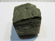 Laden Sie das Bild in den Galerie-Viewer, Pyrit Würfel Stufe mit strukturierter Oberfläche 35mm La Rioja Navajun, Spanien