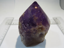 Laden Sie das Bild in den Galerie-Viewer, Amethyst Quarz Kristall Spitze 10,5cm poliert und Standfläche, Bolivien