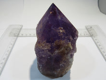 Laden Sie das Bild in den Galerie-Viewer, Amethyst Quarz Kristall Spitze 10,5cm poliert und Standfläche, Bolivien