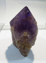 Laden Sie das Bild in den Galerie-Viewer, Amethyst Quarz Kristall Spitze 10,5cm poliert und Standfläche, Bolivien