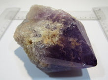 Laden Sie das Bild in den Galerie-Viewer, Amethyst Quarz Kristall Spitze 10,5cm poliert und Standfläche, Bolivien