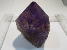 Laden Sie das Bild in den Galerie-Viewer, Amethyst Quarz Kristall Spitze 10,5cm poliert und Standfläche, Bolivien