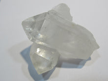 Laden Sie das Bild in den Galerie-Viewer, Bergkristall 2 gekreuzte Spitzen selten 144g 8cm Minas Gerais, Brasilien