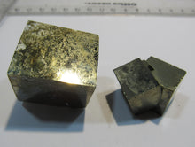 Laden Sie das Bild in den Galerie-Viewer, Pyrit Würfel 2 goldene Kristall Stufen zus.118g La Rioja Navajun, Spanien