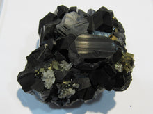 Laden Sie das Bild in den Galerie-Viewer, Zinkblende Glanz Sphalerit Quarz Pyrit top Kristallstufe 6cm Trepca, Kosovo